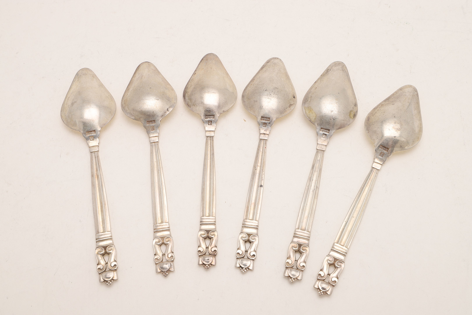 A SET OF SIX 20TH CENTURY DANISH GRAPEFRUIT SPOONS, BY GEORG JENSEN. - Image 3 of 4