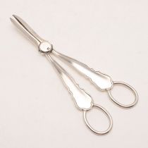 A PAIR OF GEORGE V GRAPE SHEARS.