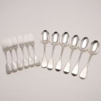 A SET OF SIX EDWARDIAN FIDDLE PATTERN TABLE FORKS.