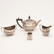 A GEORGE V THREE-PIECE TEA SET.