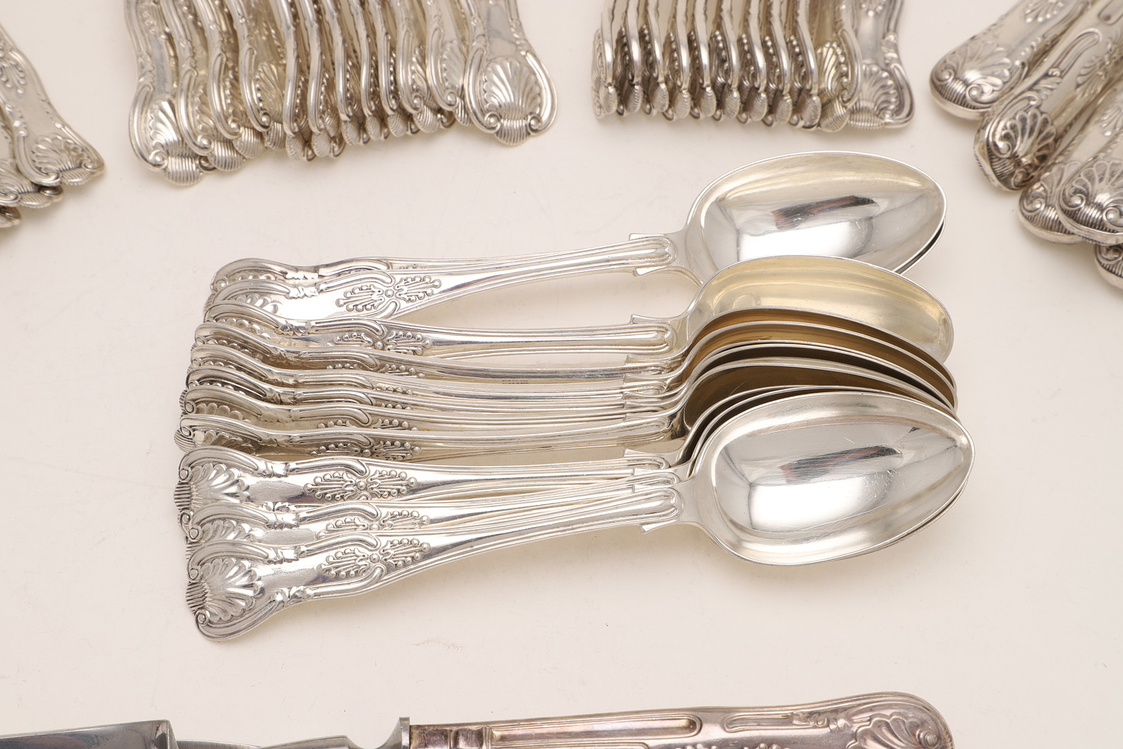 AN EARLY 20TH CENTURY MATCHED PART-CANTEEN OF KING'S PATTERN FLATWARE & CUTLERY:-. - Image 4 of 13