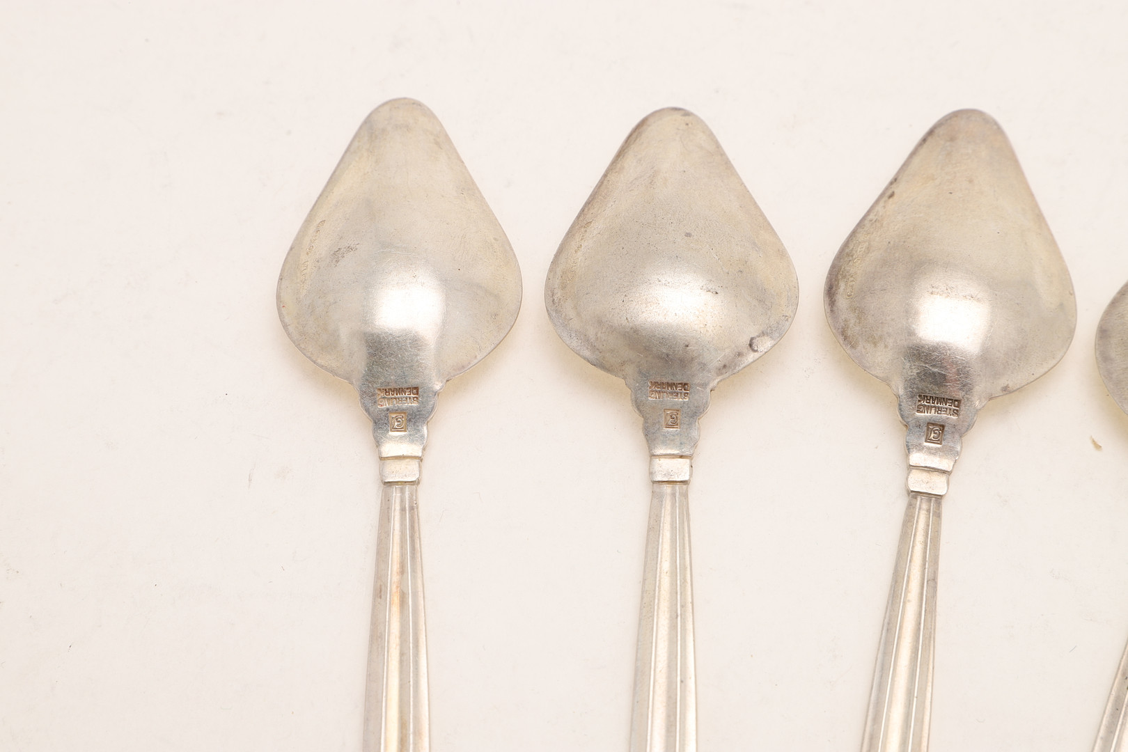 A SET OF SIX 20TH CENTURY DANISH GRAPEFRUIT SPOONS, BY GEORG JENSEN. - Image 4 of 4