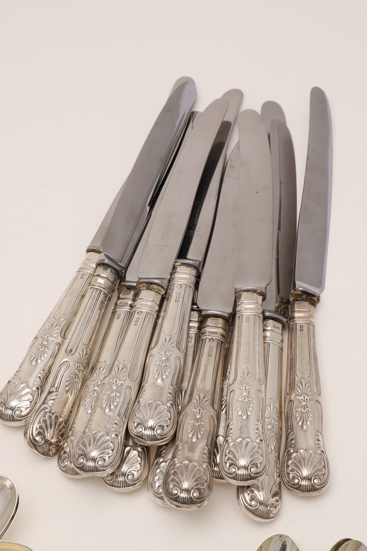AN EARLY 20TH CENTURY MATCHED PART-CANTEEN OF KING'S PATTERN FLATWARE & CUTLERY:-. - Image 7 of 13