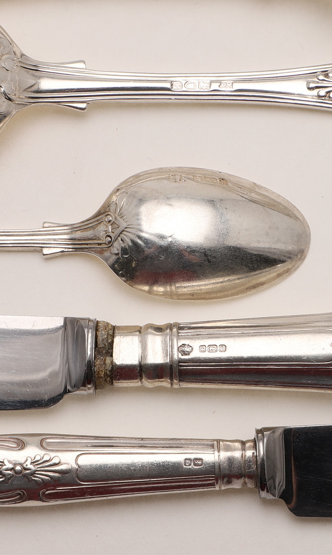 AN EARLY 20TH CENTURY MATCHED PART-CANTEEN OF KING'S PATTERN FLATWARE & CUTLERY:-. - Image 13 of 13