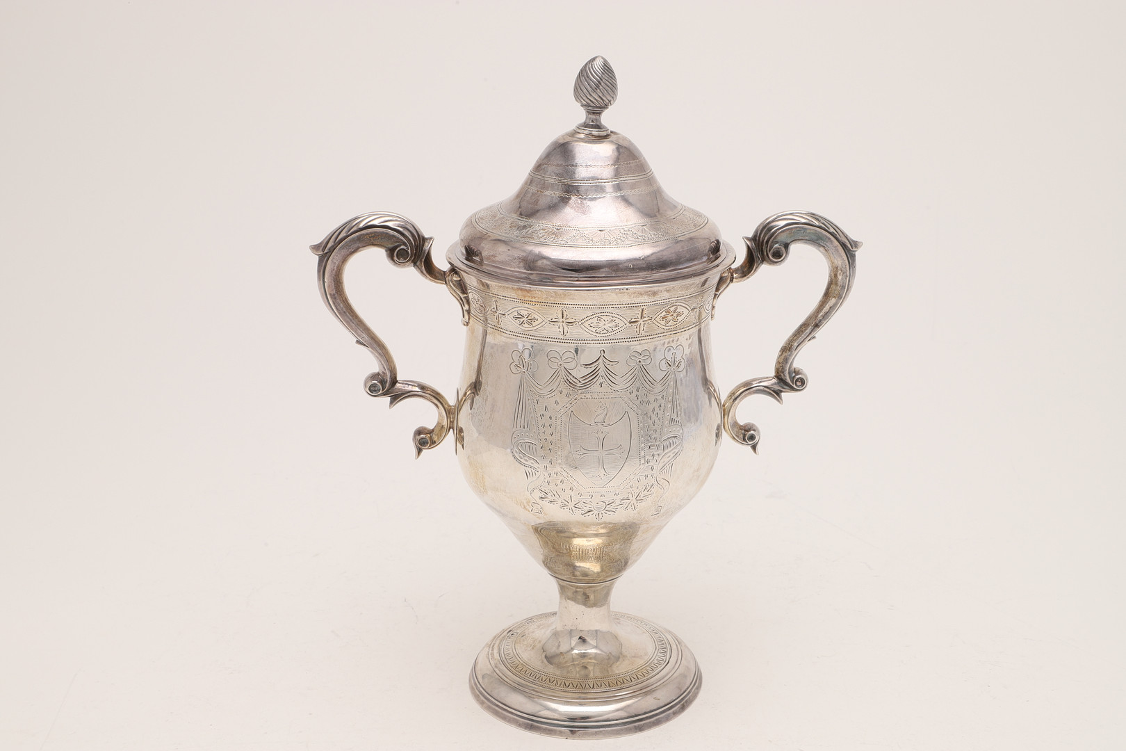 A GEORGE III IRISH TWO-HANDLED CUP & COVER. - Image 3 of 6