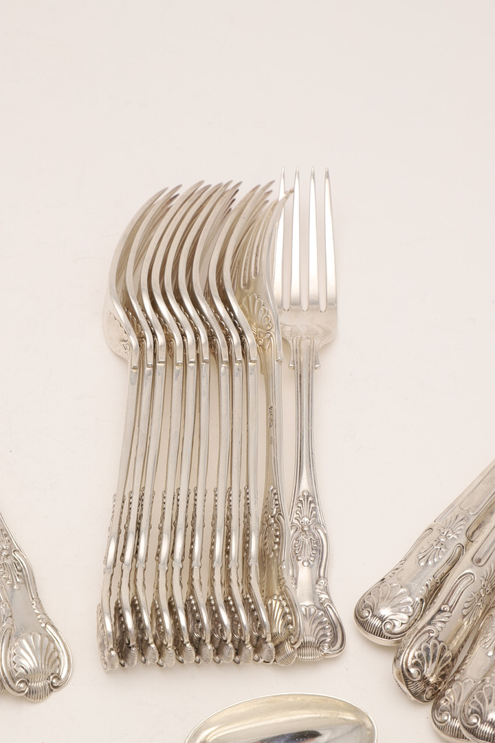 AN EARLY 20TH CENTURY MATCHED PART-CANTEEN OF KING'S PATTERN FLATWARE & CUTLERY:-. - Image 8 of 13