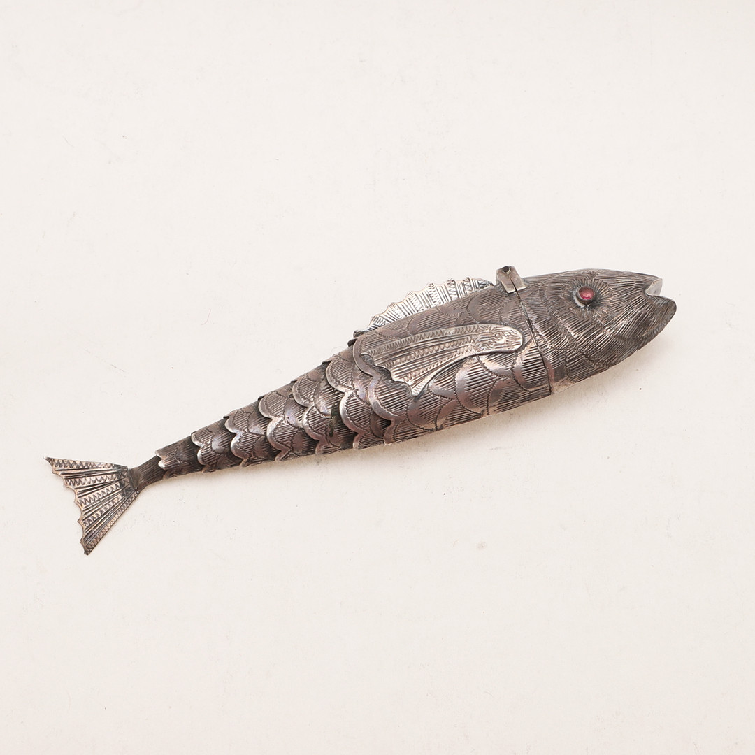 A 19TH CENTURY CONTINENTAL ARTICULATED FISH BOX. - Image 2 of 4