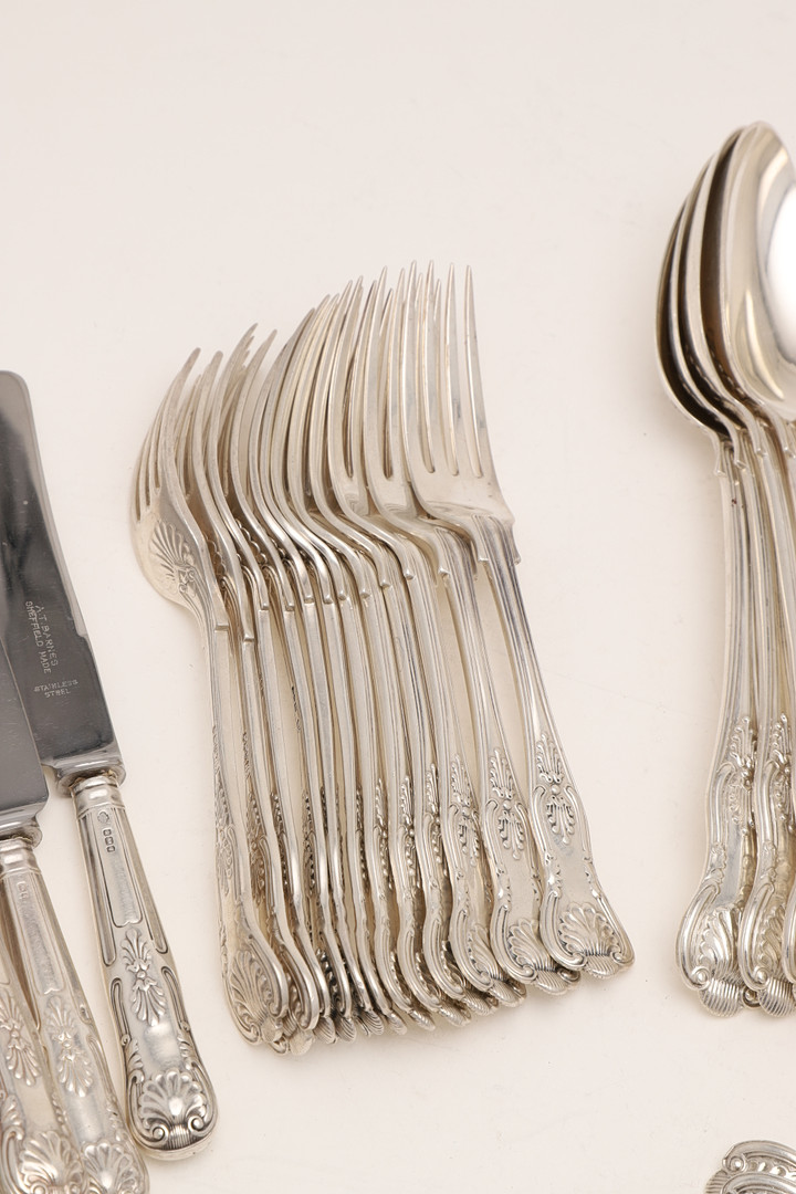 AN EARLY 20TH CENTURY MATCHED PART-CANTEEN OF KING'S PATTERN FLATWARE & CUTLERY:-. - Image 10 of 13