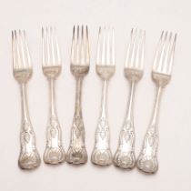 A SET OF SIX WILLIAM IV/ EARLY VICTORIAN KING'S PATTERN TABLE FORKS.