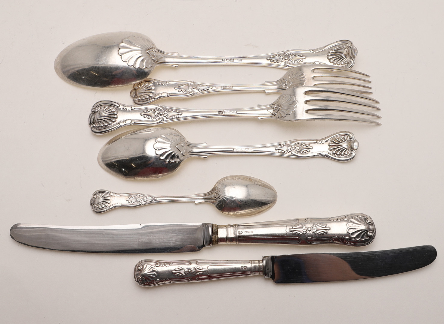 AN EARLY 20TH CENTURY MATCHED PART-CANTEEN OF KING'S PATTERN FLATWARE & CUTLERY:-. - Image 11 of 13