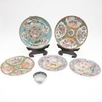 PAIR OF CHINESE ARMORIAL PLATES & OTHER ITEMS.
