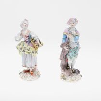 A PAIR OF MEISSEN STYLE PORCELAIN FIGURES OF A LADY AND GENTLEMAN.