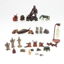 CHINESE & JAPANESE ITEMS INCLUDING JADE PLAQUE, PORCELAIN SEALS & OTHER ITEMS.