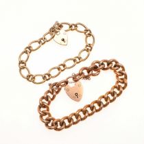 A 9CT GOLD CURB LINK BRACELET.