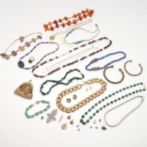 A QUANTITY OF JEWELLERY.