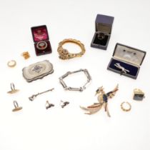 A QUANTITY OF JEWELLERY AND COSTUME JEWELLERY.