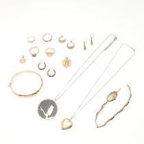 A QUANTITY OF GOLD JEWELLERY.
