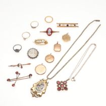 A QUANTITY OF JEWELLERY.