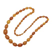 A SINGLE ROW GRADUATED AMBER BEAD NECKLACE.
