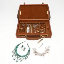 A QUANTITY OF JEWELLERY IN A TAN LEATHER JEWELLERY CASE.