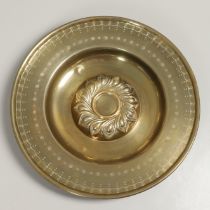 A LARGE 19TH CENTURY BRASS ALMS DISH.