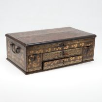 A CHINESE EXPORT LACQUERED BOX, CIRCA 1800.