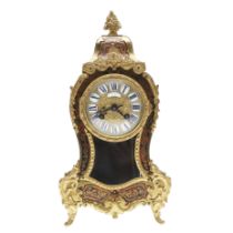 A 19TH CENTURY FRENCH BOULLE MANTEL CLOCK.