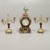 A 20TH CENTURY FRENCH BOULLE EFFECT CLOCK GARNITURE.