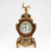 A FRENCH BOULLE EFFECT MANTEL CLOCK.