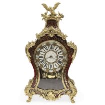 A 19TH CENTURY FRENCH BOULLE MANTEL TIMEPIECE.