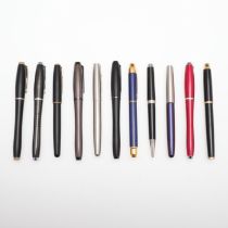 A COLLECTION OF PARKER FOUNTAIN PENS.