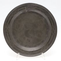 AN EARLY 18TH CENTURY ENGLISH PEWTER PLATE.