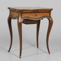 A 19TH CENTURY FRENCH LADIES WALNUT WORK TABLE.