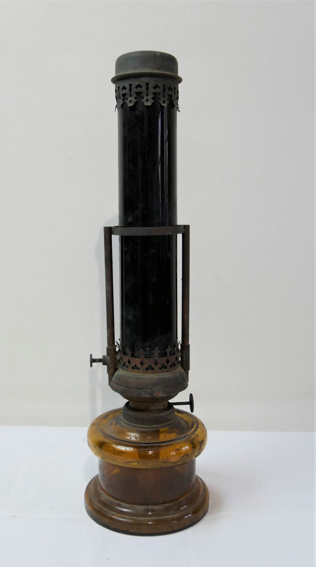 alte Petroleum Stehlampe mit dunklem Glasschirm, Zylinderaufsatz, Ölgefäß aus braunem Glas.