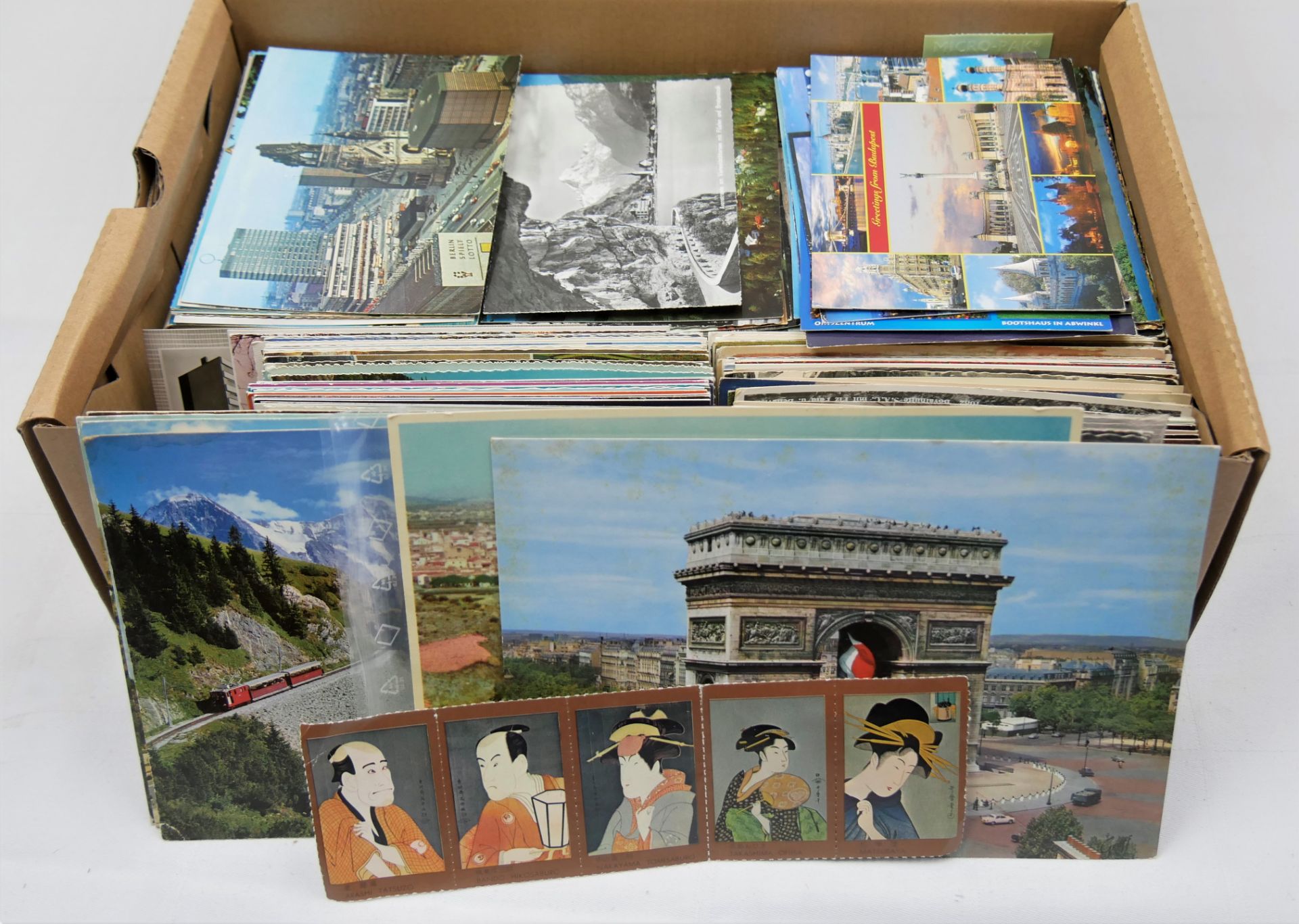 Schuhkarton voll mit Ansichtskarten, alle Welt, meist 60-80er Jahre. Teilweise gelaufen, sowie