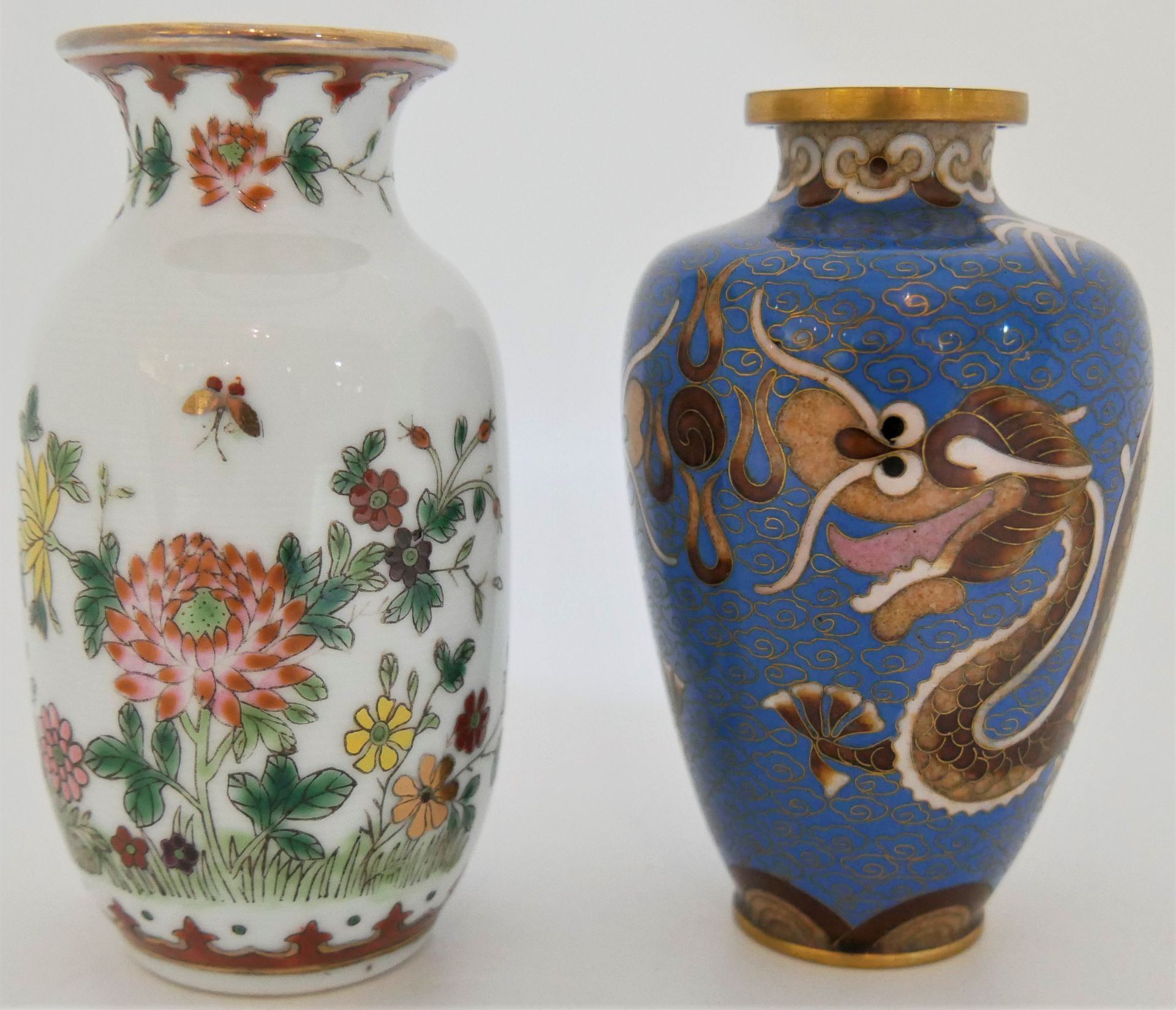 2 Vasen China, eine Cloisonné Vase mit Drachenmotiv, Höhe ca. 11 cm sowie eine Porzellanvase, Blumen