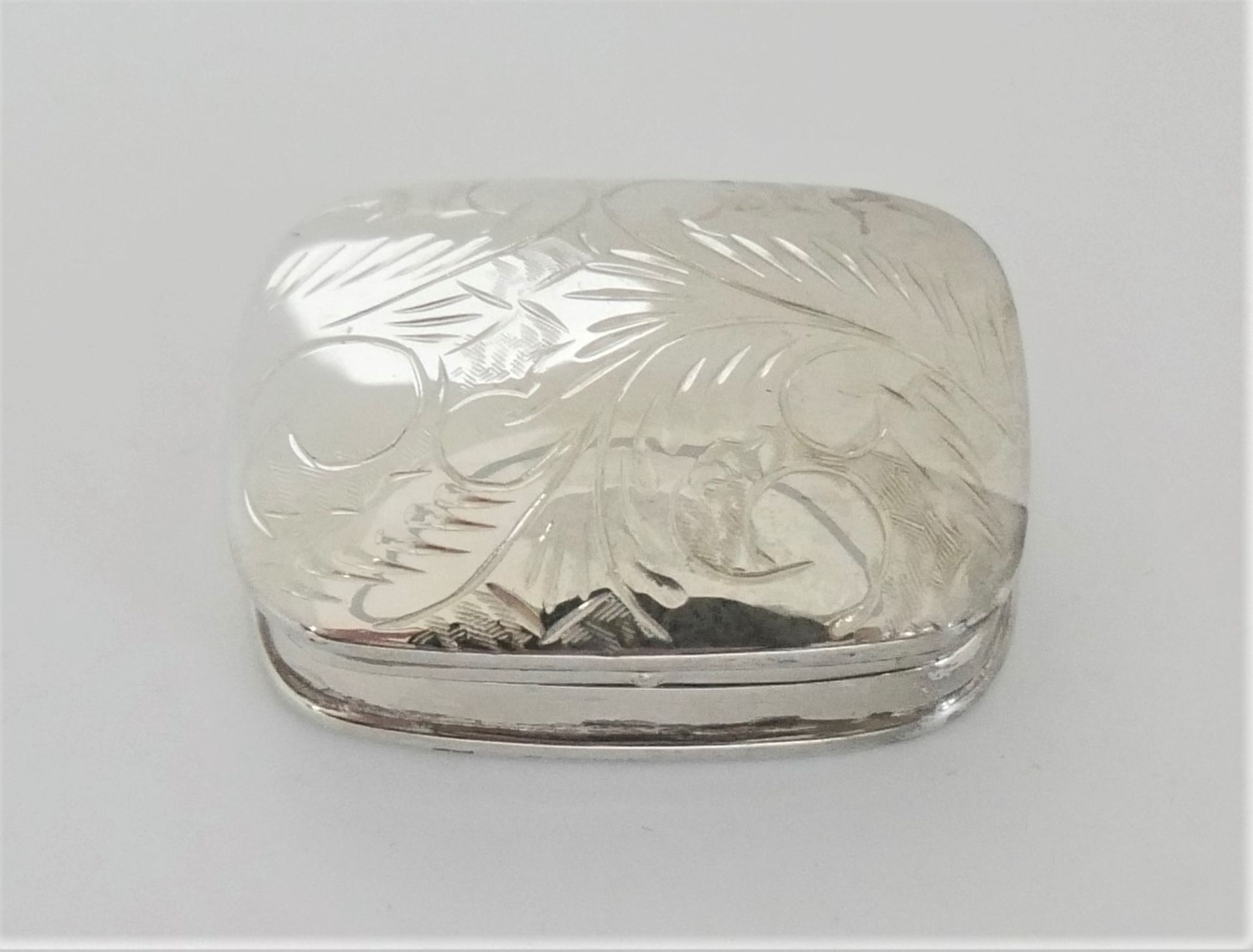 Kleine Pillendose mit floralem Design, gepunzt 925er Silber.