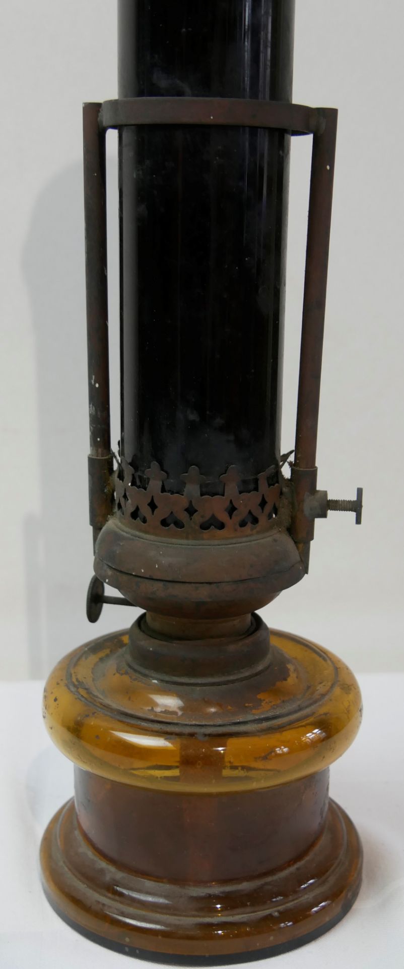 alte Petroleum Stehlampe mit dunklem Glasschirm, Zylinderaufsatz, Ölgefäß aus braunem Glas. - Image 2 of 2