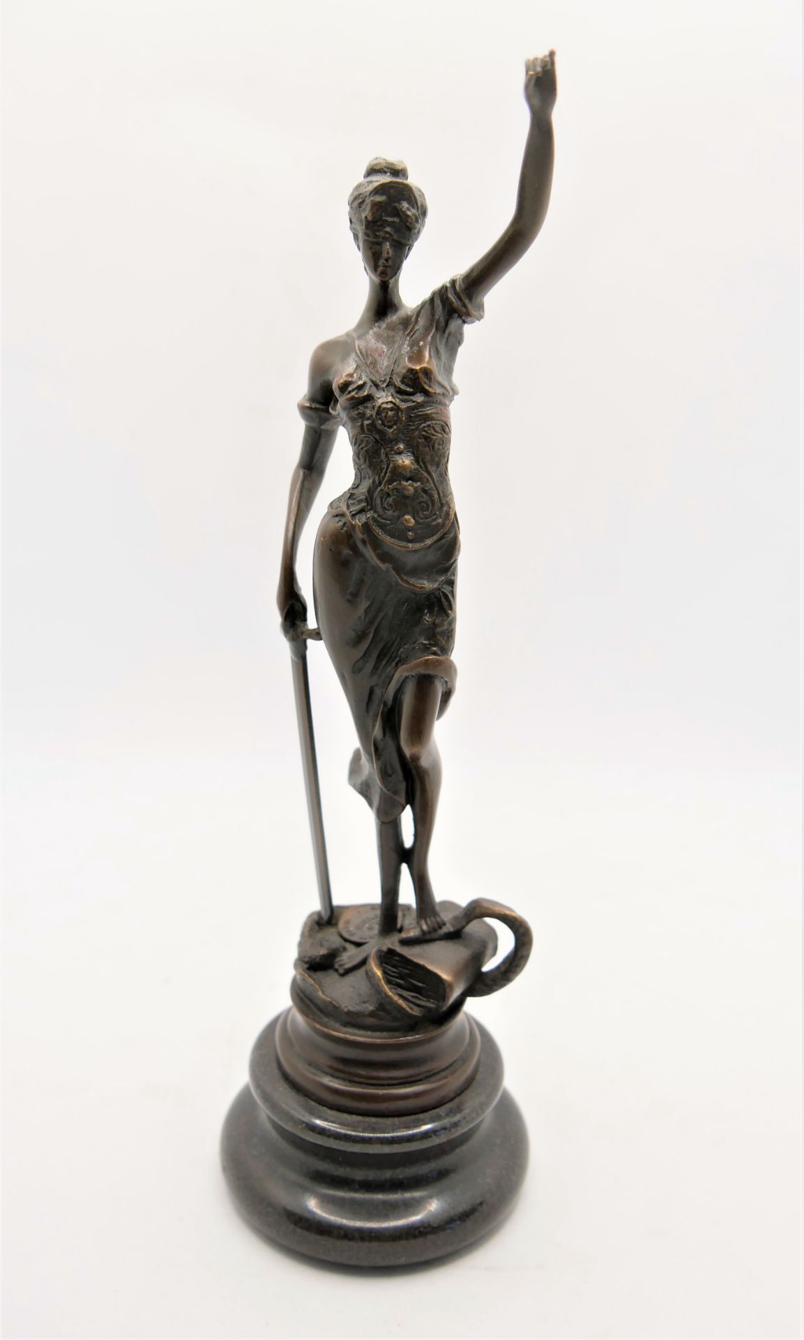 Bronze Figur " Justizia ", Waage fehlend, gemarkt Mayer, ca. 24 cm hoch.