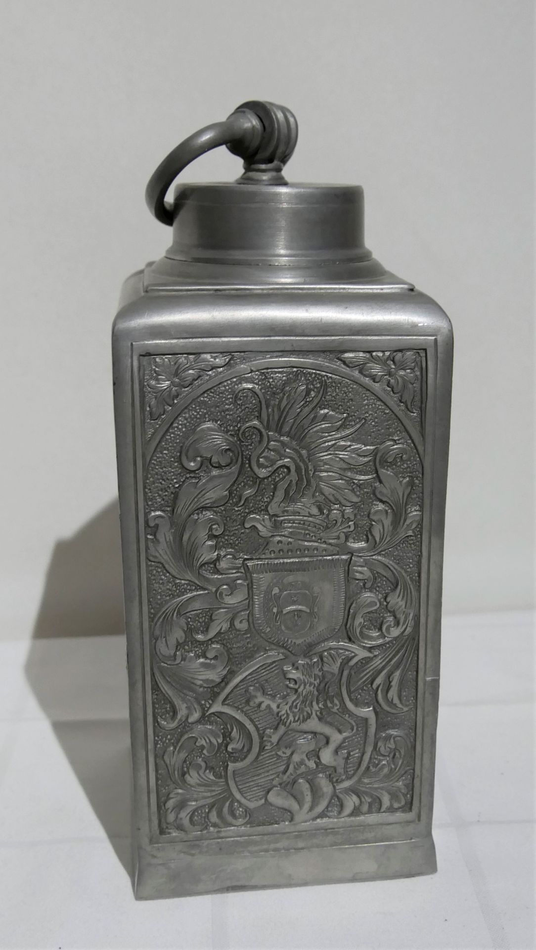 Zinnschraubdeckelkanne mit reichlicher Wappengravur. Am Boden alte Zinnmarke. Gesamthöhe ca. 26 - Image 2 of 4