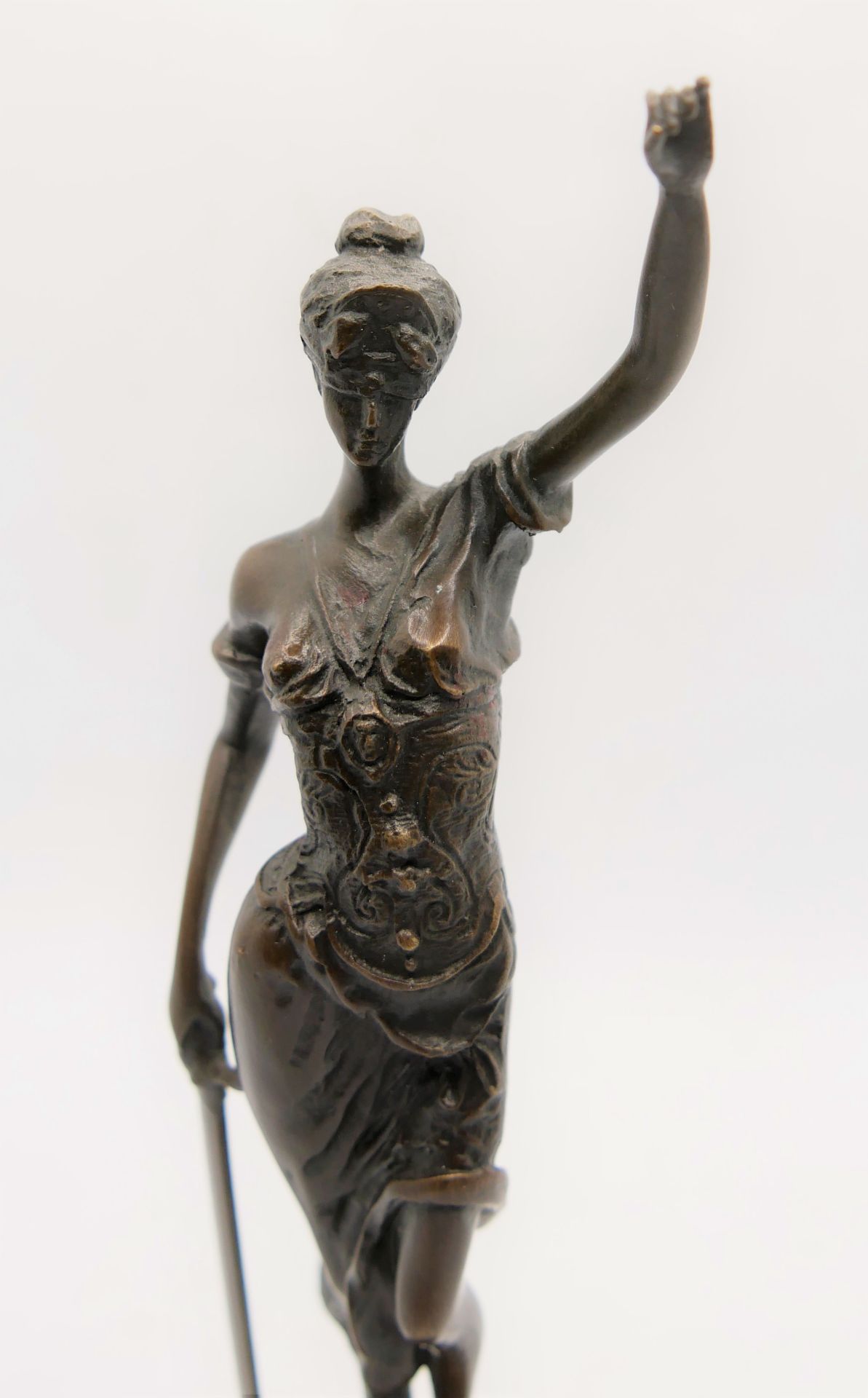 Bronze Figur " Justizia ", Waage fehlend, gemarkt Mayer, ca. 24 cm hoch. - Image 3 of 5