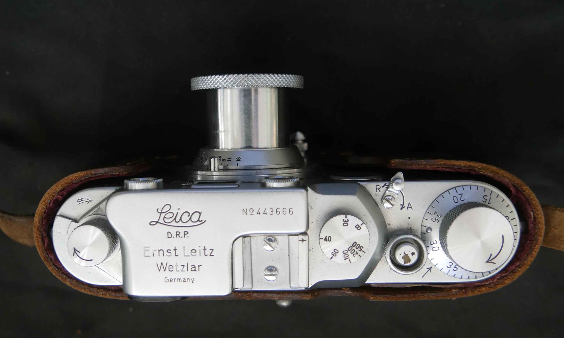 Leica IIf 1953 + Leitz Elmar 5cm 1:3.5 im Original Lederetui, dieses muss neu vernäht werden. - Bild 3 aus 3