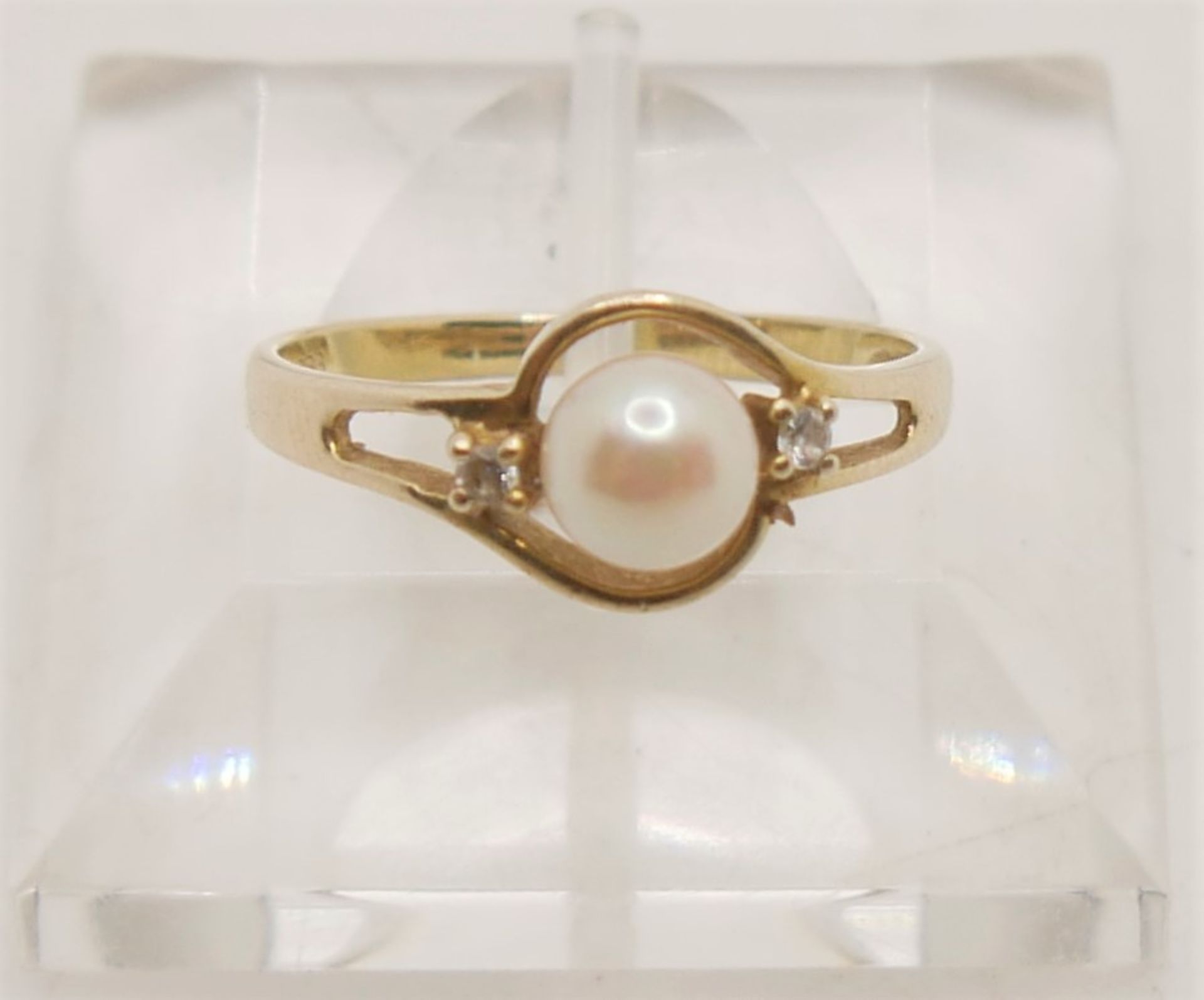 Damenring, 333er Gelbgold besetzt mit einer Perle und Zirkonia. Ringgröße 55