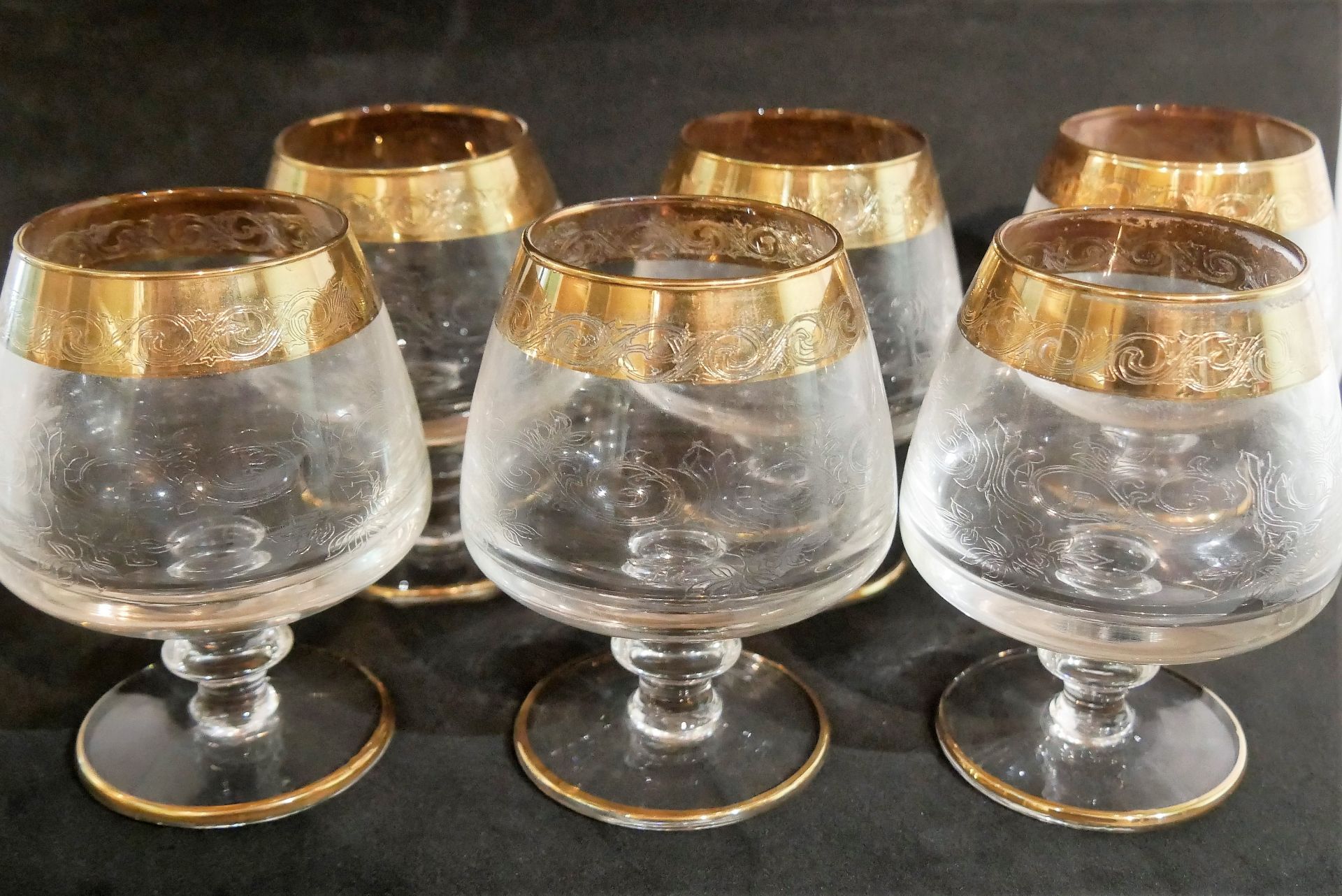 6 Cognacgläser mit Goldrand, geschliffen. Gebrauchter, guter Zustand. Höhe ca. 12 cm