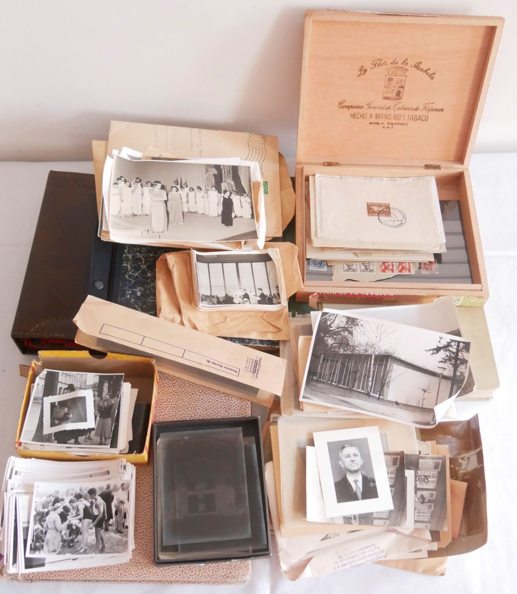 Karton voll mit Bildern, Fotos, Briefmarken, dabei auch Anfänge Bund, etc. sowie 1 leeres Münzalbum.