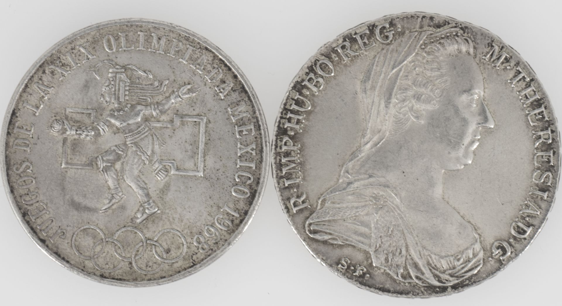 Zwei Silbermünzen: Mexiko 1968 25 Pesos "Olympische Spiele" und Maria Theresia Taler 1780.