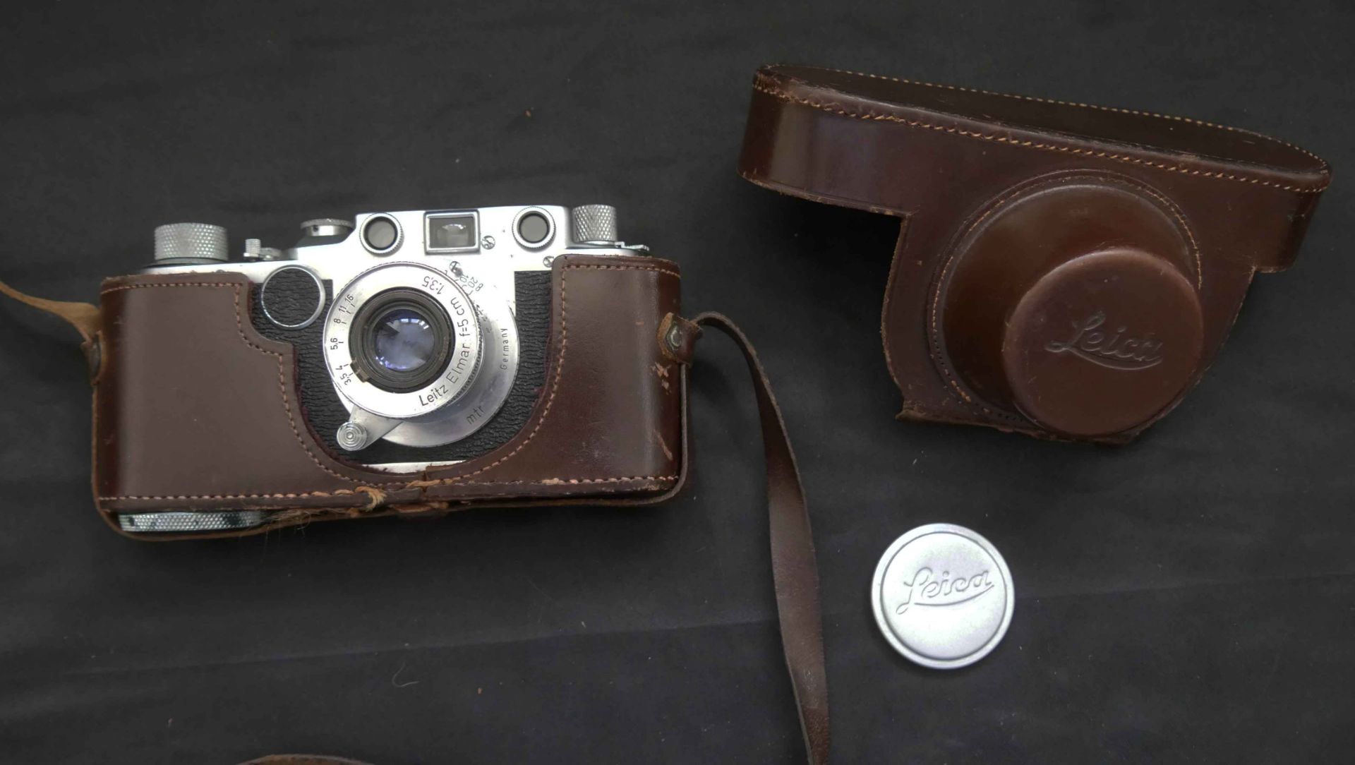 Leica IIf 1953 + Leitz Elmar 5cm 1:3.5 im Original Lederetui, dieses muss neu vernäht werden.