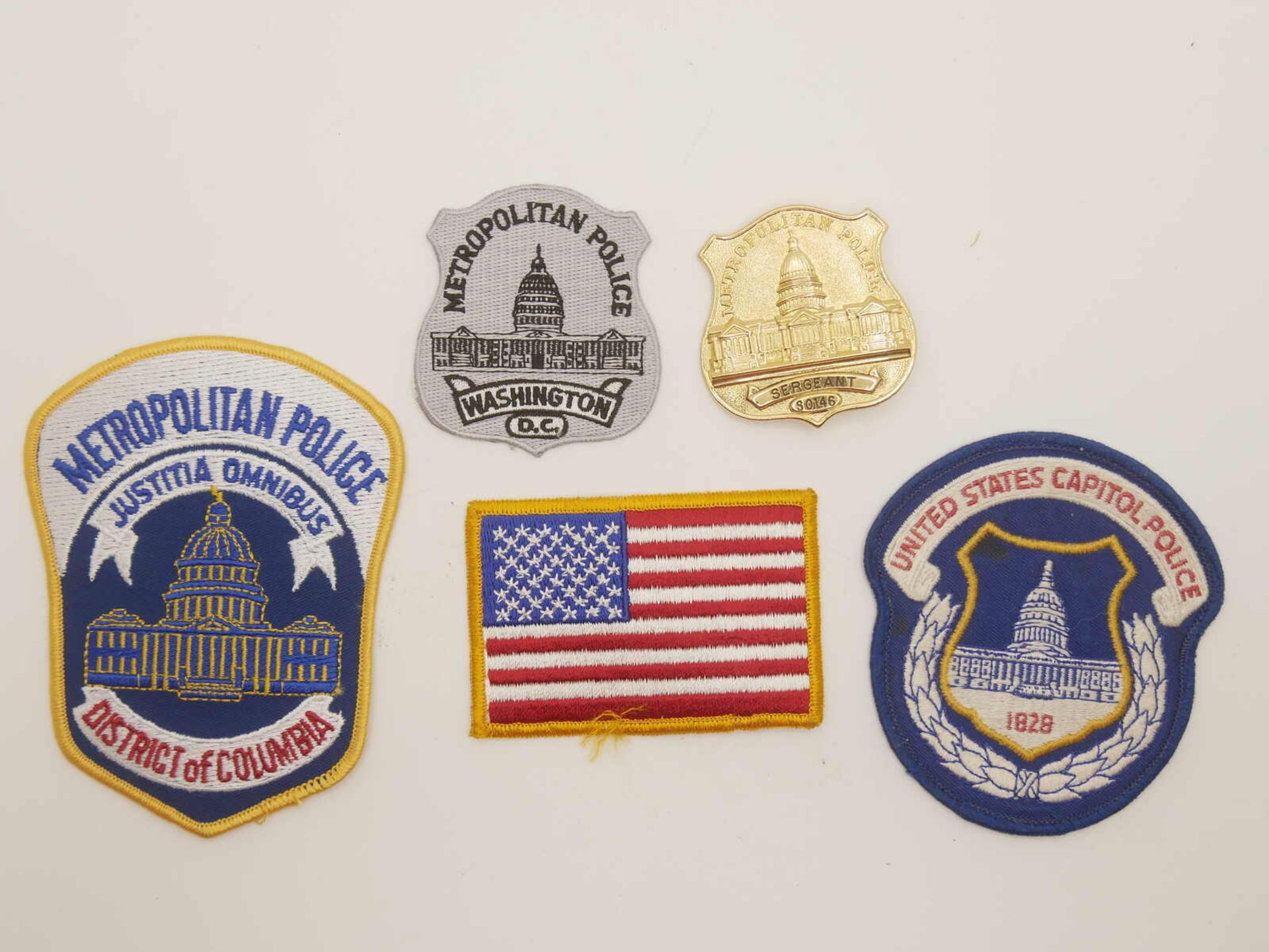 Aus Sammelauflösung! Lot Aufnäher / Patches sowie 1 Marke "Metropolitan Police" insgesamt 5 Stück.