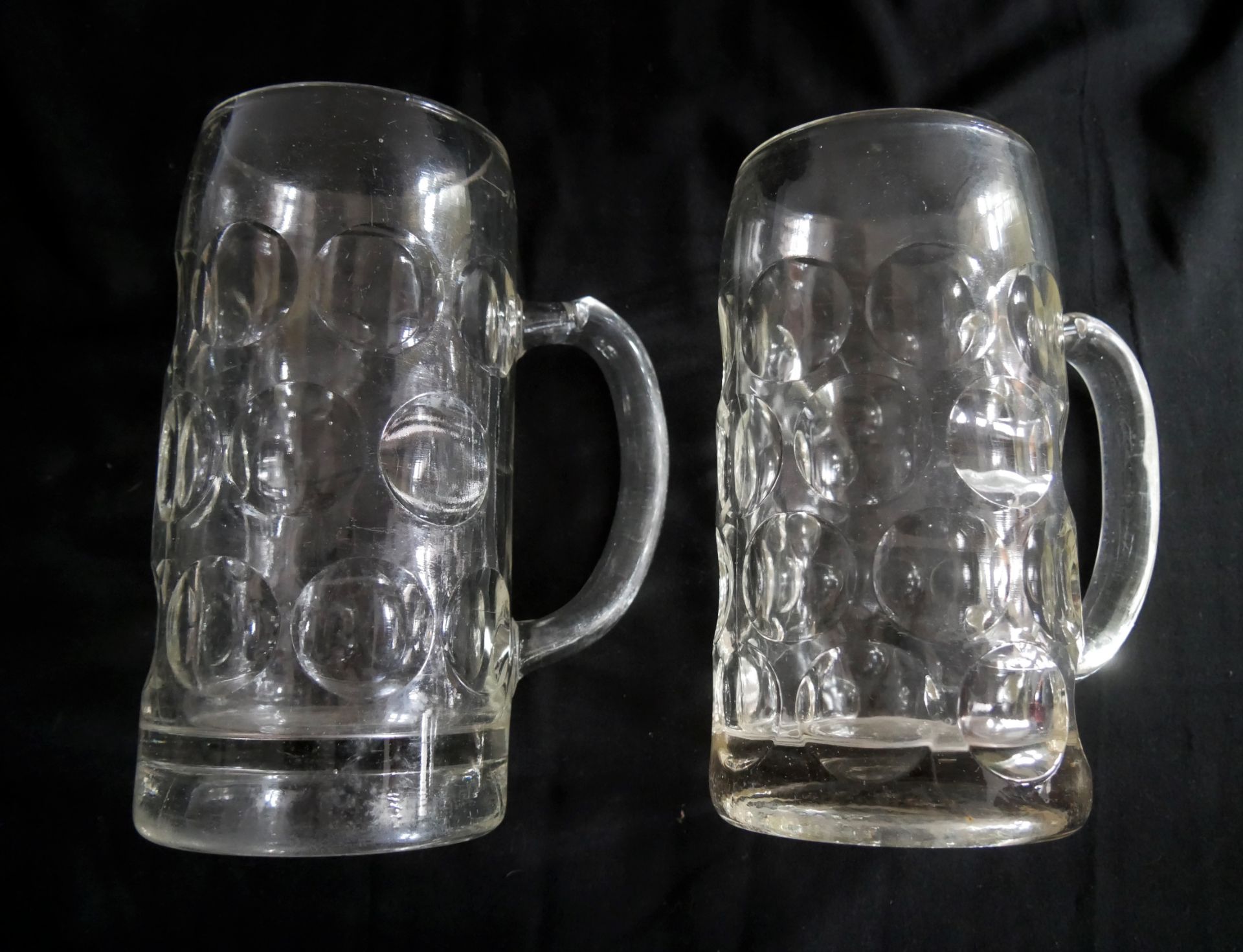 2 alte Glas Maßkrüge, 1 Liter, mit eingeschliffener 1L Markierung. Höhe ca. 21 cm. Guter Zustand.