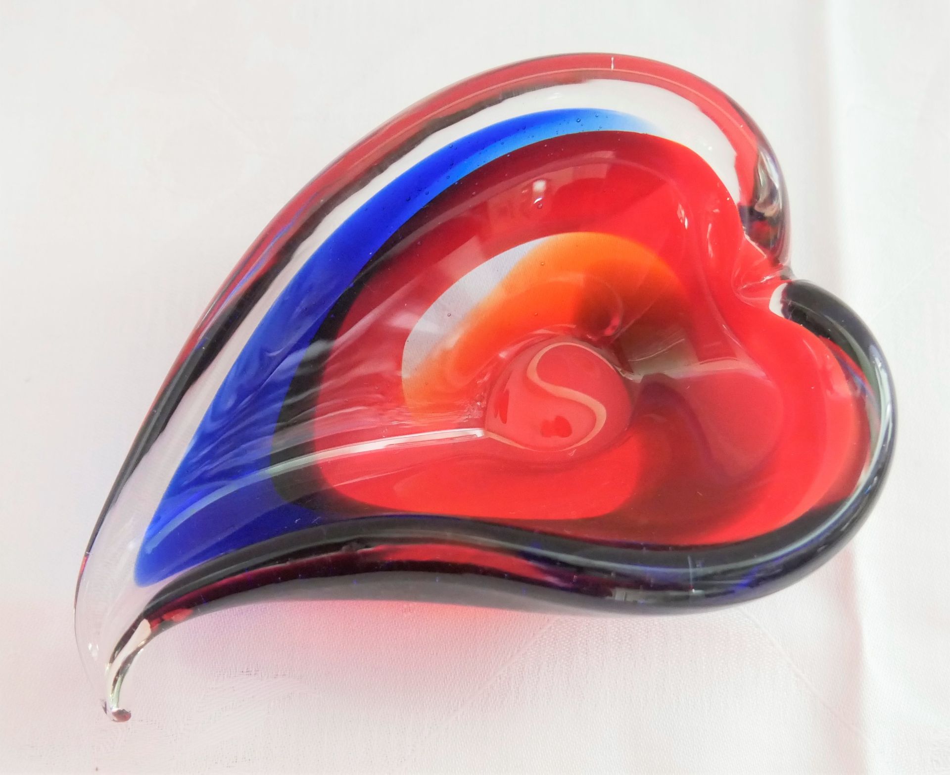 2 Teile Glas, dabei eine Schale in Herzform rot/Klarglas sowie eine Schale blau/Klarglas. - Image 3 of 3